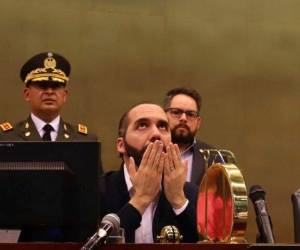 La tensión se disparó el domingo, cuando el mandatario Nayib Bukele llegó al Legislativo para encabezar una sesión extraordinaria que convocó para impulsar la aprobación de un préstamo millonario. Foto: AP.