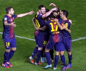 Barcelona's midfielder Cesc Fabregas (2nd R) celebrates with teammates after scoring during the Spanish League football match between Rayo Vallecano and FC Barcelona on October 27, 2012 at the Vallecas stadium in Madrid. AFP PHOTO / DANI POZO