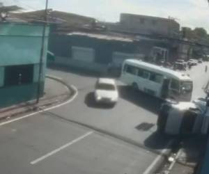 El video muestra que el rapidito impactó contra la ambulancia a alta velocidad.