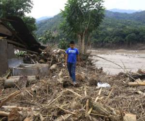 En Ilama, Santa Bárbara, un menor deambula entre la destrucción que dejó Eta.