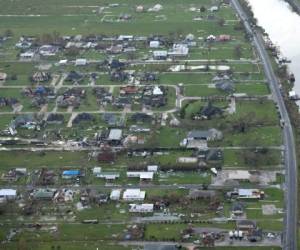 Imágenes de personas sacadas de automóviles inundados y fotos de casas destruidas aparecieron repetidamente en las redes sociales, mientras que el daño en Nueva Orleans seguía siendo limitado. Foto: AFP