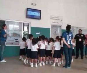 Los niños entonando el Himno de Honduras en el lobby del estadio Olímpico. (Foto: Captura video EL HERALDO)
