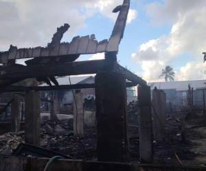 Un incendio registrado durante la noche del sábado 10 de enero en la comunidad de East End, en el municipio de Guanaja, Islas de la Bahía, dejó al menos seis viviendas completamente destruidas y alrededor de 60 personas afectadas, informaron este domingo autoridades locales. Aquí los detalles: