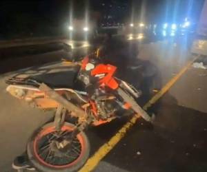 En contraste, el menor de edad habría salido ileso, aunque fue atendido por precaución tras el accidente.