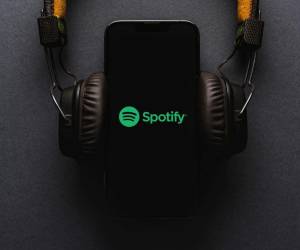 Uriel Reyes creó Relatos de la Noche durante la pandemia sin imaginar que se convertiría en el único programa en español dentro del top 10 de los pódcast más escuchados de todos los tiempos en Spotify, una lista donde compite con producciones de alcance global.