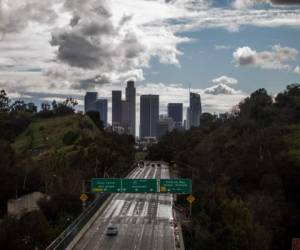 La Autopista 110 está representada con el centro de Los Ángeles, California, el 19 de marzo de 2020. Se ordenó a todos los residentes de California quedarse en casa. Foto: Agencia AFP.