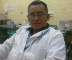 Al microbiologo Julio César Licona se le prácticó una prueba PCR y lo mandaron a casa como sospechos de Covid-19 pero sin tratamiento.