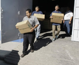 El equipo humano de Cuadernos Quick y este rotativo cargaron cada paquete repleto de aspiraciones. Foto: Alejandro Amador/EL HERALDO.