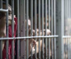 Los presos que cumplen su pena en régimen semiabierto en Brasil tienen derecho a salir de la cárcel durante el día para trabajar y estudiar, y pueden realizar hasta cinco salidas temporarias por año, cada una de siete días.