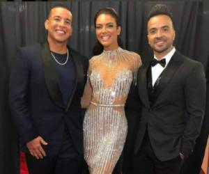 Daddy Yankee, Zuleyka Rivera y Luis Fonsi en la alfombra de los premios Grammy 2018.