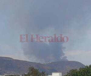 Así se observa el voraz incendio en el crematorio municipal de la capital. Foto: EL HERALDO