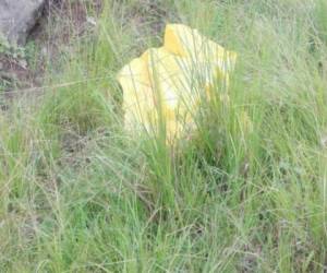 Dentro de un plástico amarillo quedó el cuerpo sin vida de una persona desconocida a la orilla de la calle vieja que conduce a la aldea de San Matías, foto: El Heraldo.