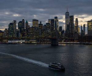 El horizonte del bajo Manhattan al otro lado del East River en la ciudad de Nueva York el 6 de febrero de 2023. Si Nueva York es la ciudad que nunca duerme, ¿cómo es esto para mantenerte despierto por la noche? También se está hundiendo.