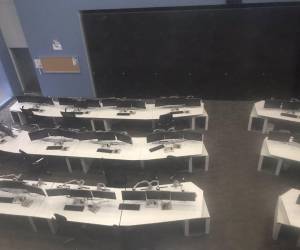 Computadoras apagadas, video wall sin actividad y una sala de monitoreo desierta es lo que se demuestra en el interior del Sistema Nacional de Emergencias 911. No hay nadie trabajando.