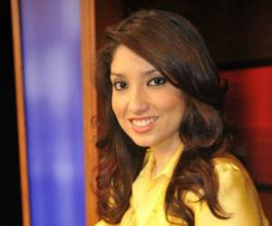 Julissa, comenzó su carrera en la radio, es calificada como una de las mejores voces de Honduras.
