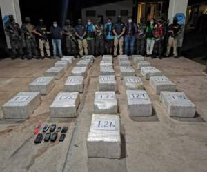 Unos 26 paquetes de cocaína fueron encontrados en la lancha tripulada por los venezolanos.
