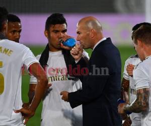 El entrenador francés del Real Madrid Zinedine Zidane (C) habla a los jugadores durante el partido de fútbol de la Liga española entre el Real Madrid y el Alavés en el estadio Alfredo Di Stefano en Valdebebas, cerca de Madrid. Foto: Agencia AFP.