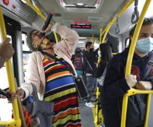 Marlene Alfonso, una abuela venezolana de 69 años que se hace llamar 'Cindy sin dientes', canta sobre la vida de los migrantes de su paí­s con la esperanza de recibir propinas de los viajeros en el Transmilenio, el sistema de autobuses públicos atestado y asotado por el crimen en Bogotá. Foto: AP.