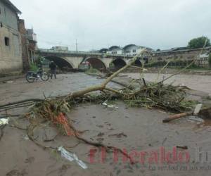 En la capital el caudal del río Choluteca ha bajado en las últimas horas sin embargo no se descarta que pueda aumentar por las lluvias en los alrededores. Foto: Alex Pérez/EL HERALDO.