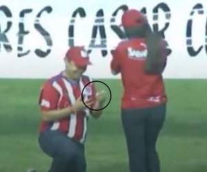 La romántica escena ocurrió durante la final del fútbol hondureño.