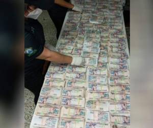 Agentes de la Atic contabilizan parte del dinero incautado en distintas operaciones.