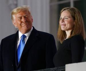 El presidente Donald Trump y la jueza Amy Coney Barrett salen al balcón de la Casa Blanca después que el juez Clarence Thomas le tomó el juramento constitucional como jueza de la Corte Suprema. Foto: AP