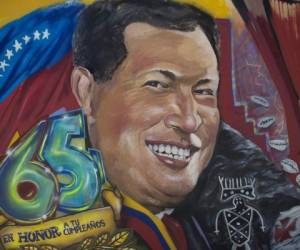 Un mural del fallecido presidente de Venezuela, Hugo Chávez, adorna una pared en el museo militar 4F en Caracas, Venezuela. Foto: Agencia AP.