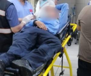 De acuerdo con las autoridades sanitarias, el subinspector sufrió un trauma encefalocraneano de emergencia, con posible coágulo, tras recibir una pedrada en la cabeza en medio de los disturbios.