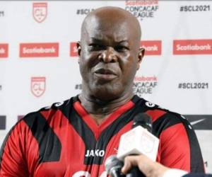 Ronnie Brunswijk no solo fue cuestionado por jugar con su equipo, sino también por regalar dinero en el camerino del Olimpia.