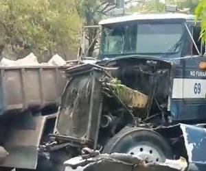 Rastra cisterna impacta contra varios vehículos pesados en El Carrizal