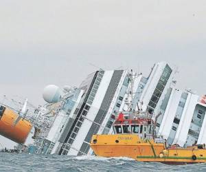 Un bote de rescate ecológico patrulla frente al Concordia, después que encalló frente a la isla Toscana de Giglio, en Italia. Foto: AFP