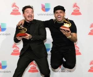 J Balvin y Nicky Jam además de grabar juntos, disfrutan pasar tiempo entre amigos. Aquí celebrando un Grammy. (AP)