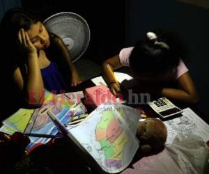 Los escolares de las privadas también realizan trabajos en casa. Foto: Alex Pérez/EL HERALDO.