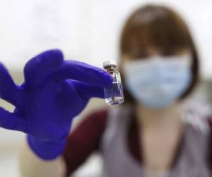 Un técnico de farmacia del NHS en el Royal Free Hospital, simula la preparación de la vacuna Pfizer para apoyar la capacitación del personal antes del lanzamiento, en Londres. Foto: AP.