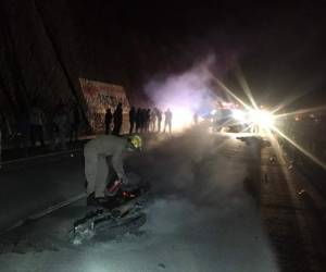La motocicleta se prendió en fuego luego del fuerte impacto que cegó la vida de dos personas.