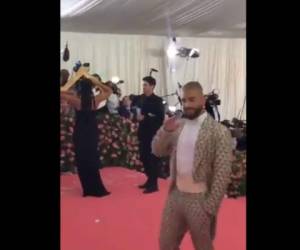 Captura de pantalla del vídeo en el que Maluma recorre la alfombra rosa y pasa desapercibido por las cámaras.