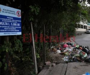 Los vecinos de la colonia Los Llanos le restan importancia al rótulo que la Alcaldía ha instalado en el sector. Foto: Eduardo Elvir/EL HERALDO