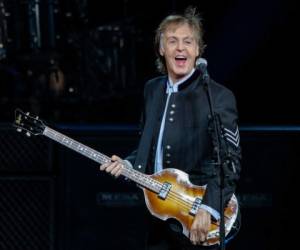 En esta foto de archivo tomada el 26 de julio de 2017, Sir Paul McCartney se presenta en concierto durante su gira One on One en el Hollywood Casino Amphitheatre en Tinley Park, Illinois. Foto: Agencia AFP.