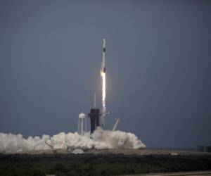 Momento exacto del lanzamiento del vehículo espacial SpaceX de la NASA. Foto AFP