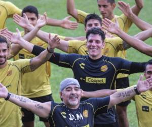 Maradona estuvo en la cancha con sus jugadores por primera vez el 11 de septiembre de 2018. Foto: AFP