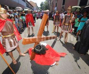 Los fieles católicos reviven la Pasión de Cristo mediante la recreación del viacrucis en diferentes partes de país. Foto David Romero / EL HERALDO