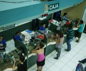 Largas filas se han formado en las principales agencias bancarias del país.