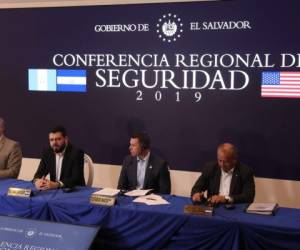 El Ministro de Seguridad de Honduras, Julián Pacheco; el Ministro de Seguridad de El Salvador, Rogelio Rivas; el Secretario Interino de Seguridad Nacional de Estados Unidos, Kevin K. McAleenan; y el Ministro de Seguridad de Guatemala, Enrique Degenhart, ofrecen una conferencia de prensa en San Salvador. Foto AFP