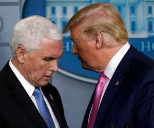 Fotografía del president Donald Trump y el vicepresidente Mike Pence hablando en conferencia de prensa sobre el coronavirus en la sala de prensa Brady en la Casa Blanca el miércoles 26 de febrero de 2020 en Washington.