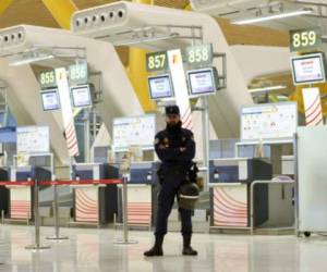 Las autoridades trabajan en los servicios encargados de controlar la entrada y salida en el Aeropuerto de Barajas. Foto AFP