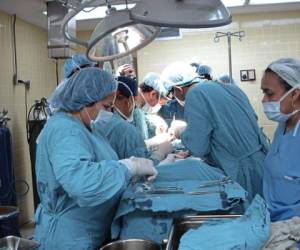 En los últimos años se ha venido haciendo trasplantes de órganos, particularmente de riñones, por médicos especializados en las principales ciudades de país.
