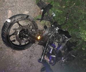 Las motocicletas quedaron destruidas después del fuerte impacto.