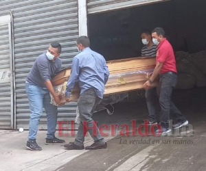 El cuerpo de Padilla Merlo fue trasladado hasta la morgue capitalina y la mañana de este domingo sus familiares llegaron a recoger el cadáver para llevarlo hasta El Paraiso para darle cristiana sepultura. Foto: Estalin Irías | EL HERALDO.