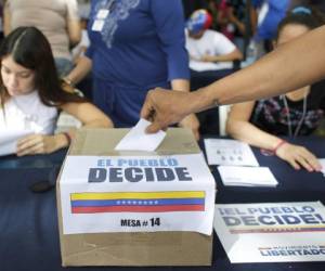 La oposición venezolana retó al gobierno con una consulta simbólica, con la que busca boicotear el plan del presidente Nicolás Maduro de reescribir la Constitución, cuando faltan dos semanas para la elección de los miembros de la Asamblea Constituyente (Foto: Agencia AP)