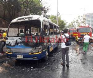 La unidad de transporte fue quemada casi en su totalidad. Los Bomberos atendieron el llamado para controlar las llamas. (Foto: El Heraldo Honduras)